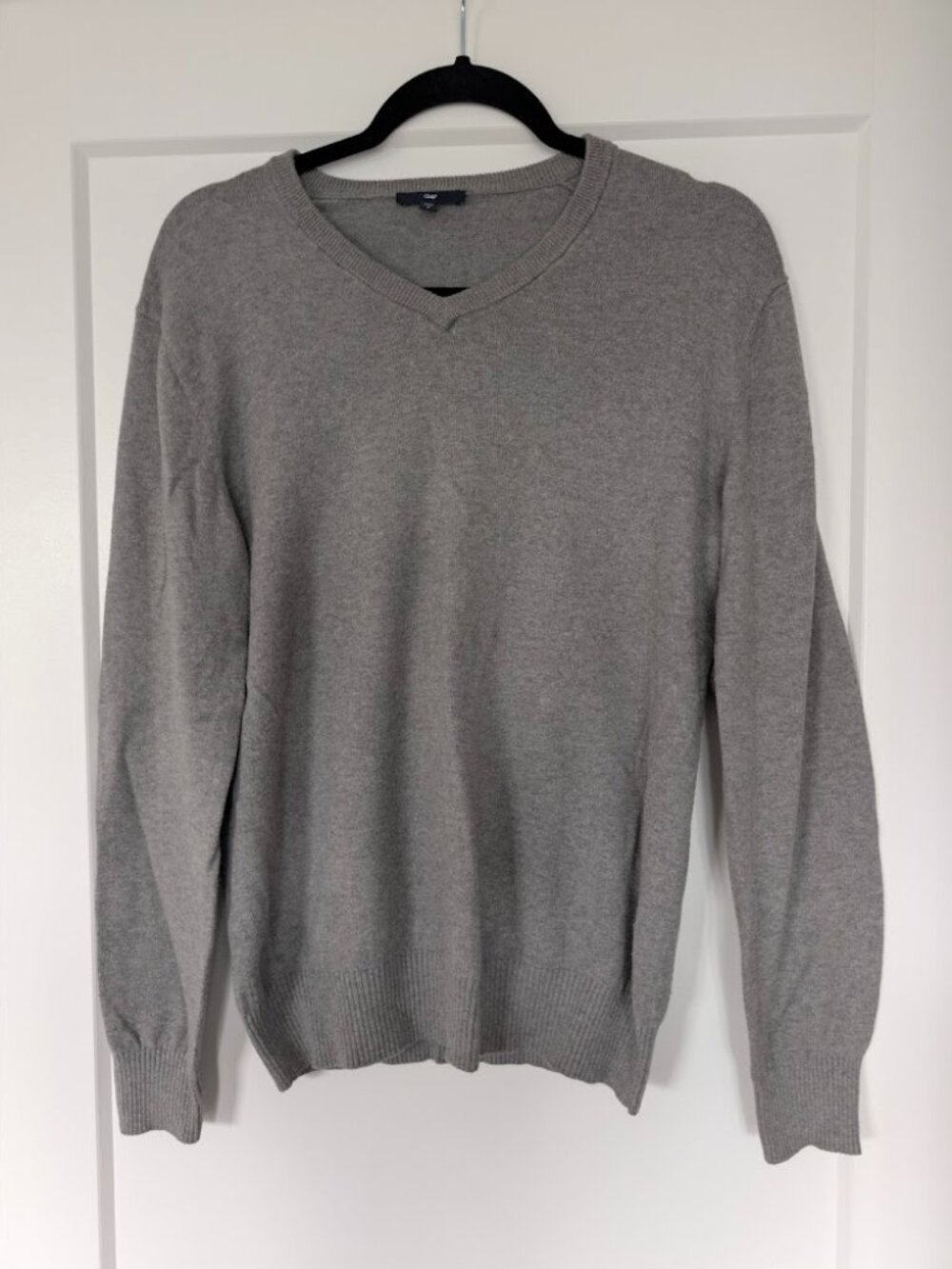 V-Neck Gap Sweater in Men's Size Small
